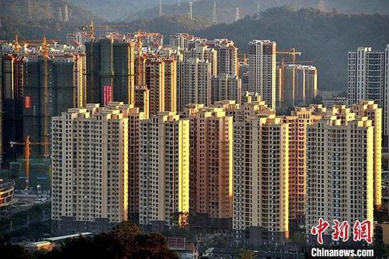 资料图:图为2019年,福建一处正在开发建设中的房地产楼盘。中新社记者 张斌 摄