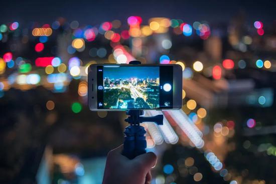 郑爽直播突然失控：坑位费超千万？李佳琦也“翻车”了