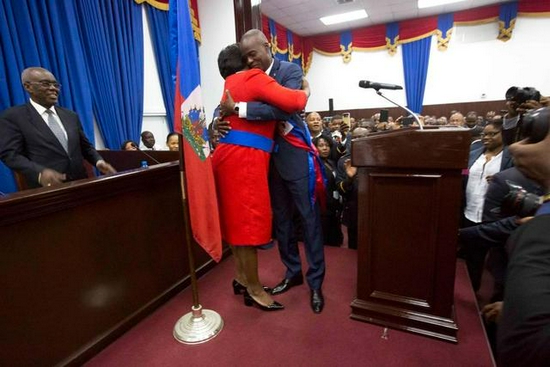 2017年2月7日,在宣誓就任海地总统后,莫伊兹拥抱"海地第一夫人".