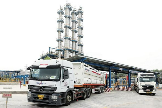 图为广州石化高纯氢装车出厂现场 图片来源：中国石化