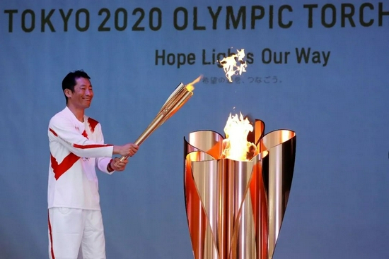 2021年3月25日,日本福岛县南相马市的奥运火炬手yoshihide muroya.