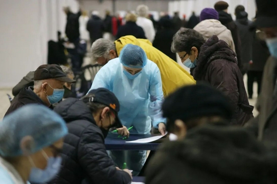 当地时间2021年1月20日,塞尔维亚诺维萨德,当地民众接种中国新冠疫苗.