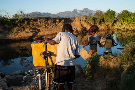 ©OCHA图片|马达加斯加Amboasary区域的一家人正在寻找水源