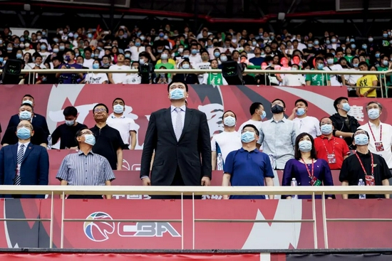 2021年5月1日，浙江诸暨，姚明在2020-2021赛季CBA总决赛现场。图/新华
