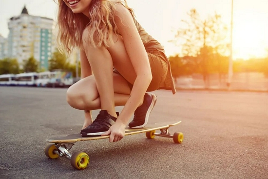 搞副业、玩滑板、做KOL，不加班的大厂员工“活”过来了