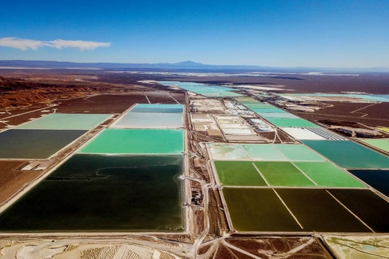 7月20日，智利安托法加斯塔地区雅宝公司的锂矿盐水池。图/视觉中国