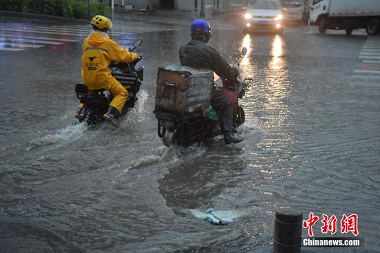 资料图：外卖小哥冒雨送外卖。（图文无关）张瑶 摄