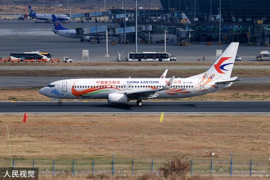 2022年2月13日，东方航空波音737-800“孔雀彩绘”客机（注册号B-1791）在昆明机场。/人民视觉