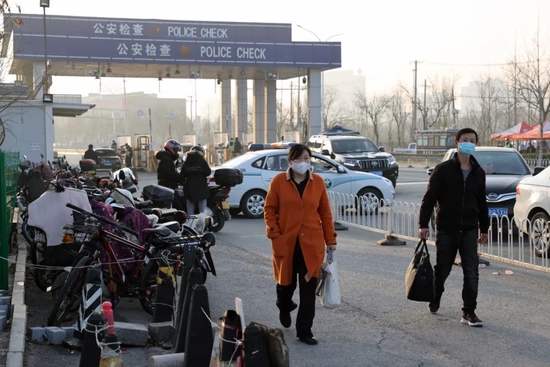 2022年4月5日早上，在北京通州与河北三河交界的京榆旧路白庙北检查站，部分跨省上班族已符合疫情防控的相关要求，开始进京。（北京青年报/人民视觉 供图）