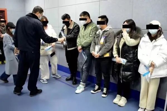 上海市闵行区公安干警抓捕涉嫌利用网络盲盒诈骗涉案人员现场