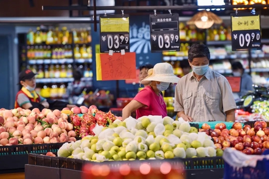 江苏南京，消费者在一家超市选购水果。方东旭摄（中经视觉）