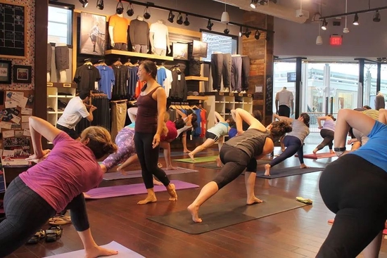 Lululemon线下门店的瑜伽课程