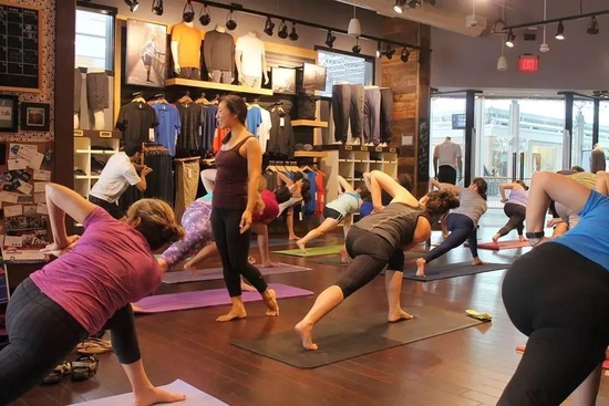  Lululemon线下门店的瑜伽课程