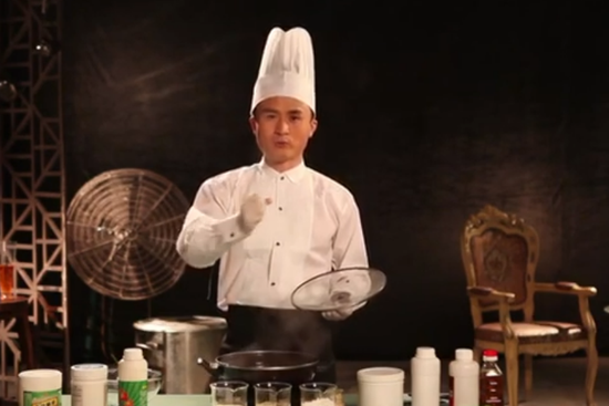 王旭峰展示人工合成牛肉丸制作方法。图/受访者提供