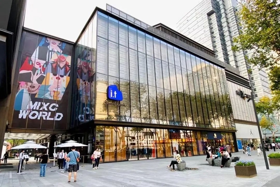 i.t blue block將服裝、鞋包、配飾、美粧、潮玩等各品類潮流產品匯聚到同一個空間內，實現「跨界融合」