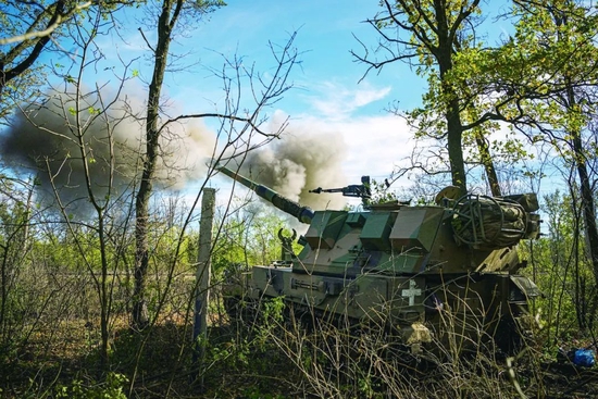 19日，乌军在顿涅茨克前线阵地上发射自行榴弹炮。（法新社）