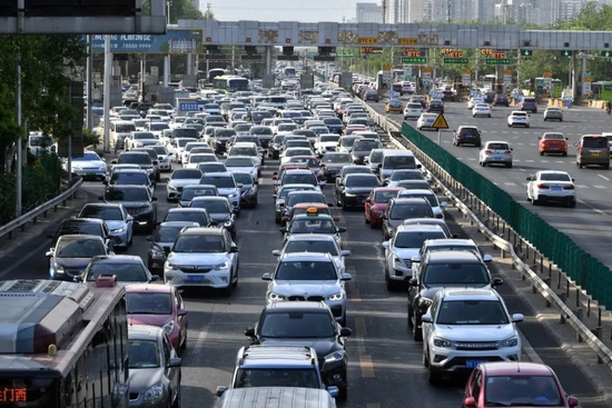 高速公路拥堵和充电难是新能源车主的噩梦