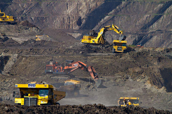 ▲图：挖掘机正在开采锂矿