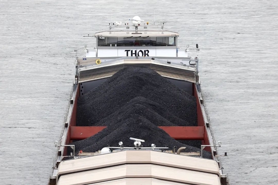 德国波恩，船载着煤炭行驶在莱茵河上。

　　图片来源：视觉中国-VCG31N1390247284