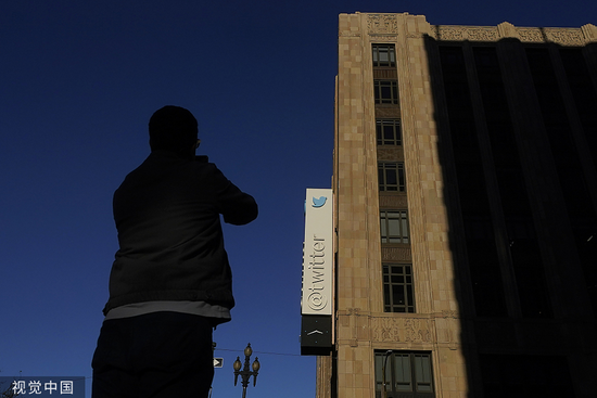 当地时间2022年11月18日，美国旧金山，一名行人望向推特总部的标志。人民视觉 图