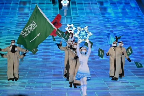 2月4日，沙特代表团亮相北京2022年冬奥会开幕式。这是沙特和海湾阿拉伯国家历史上首次参加冬奥会。