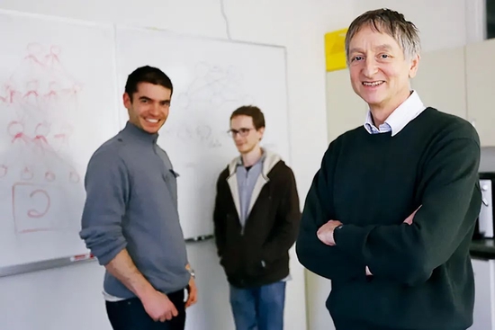 被誉为人工智能教父的杰弗里·辛顿（右一）和他的两个博士生在2012成立DNNreserach，后被Google以4400万美元竞拍收购。