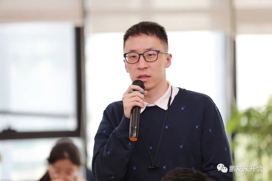 国泰君安资管多资产策略投资部副总经理胡宇辰发言.