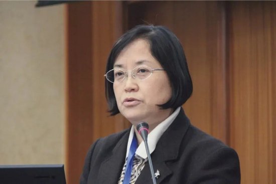 杨燕绥是清华大学公共管理学院双聘教授,社会政策研究所所长,就业与