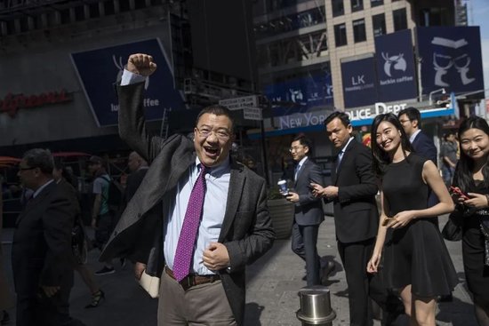 ▲瑞幸上市后，挥拳的陆正耀，图片源自收罗