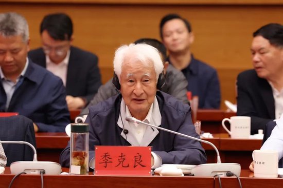 茅台集团党委书记,董事长张德芹主持会议并讲话,党委副书记,总经理