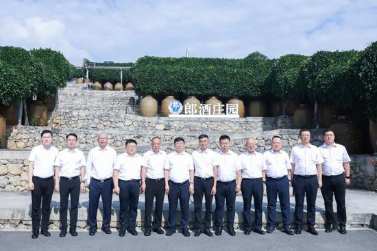 汾酒一行在汪俊林董事长的引领下,实地探寻郎酒生在赤水河,长在天宝