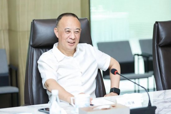 长在天宝峰,养在陶坛库,藏在天宝洞,宏伟的露天坛贮,经典时尚的金樽堡