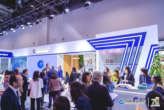 ▲Sibos年会现场,境外金融机构代表在建行展台考虑