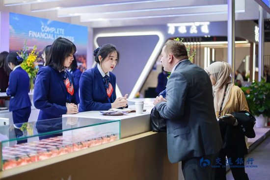 异邦友东谈主在交行展台霸术业务
