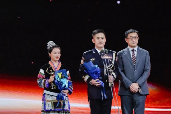 ▲左一为杨妞花。