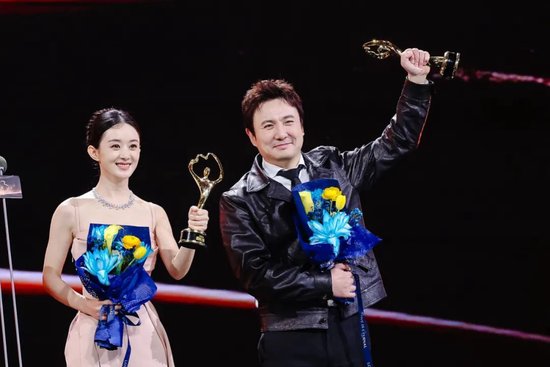 ▲微博QUEEN赵丽颖与微博KING沈腾同台领奖。