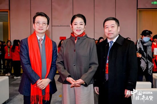 ▲京华世家董事长聂俊峰、总裁李群在企业家之夜“十大年度经济东谈主物”现场与原央视主捏东谈主倪萍女士合影