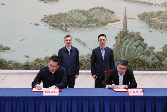  25日下昼，浙江省政府与蚂纠合团签署策略合营公约