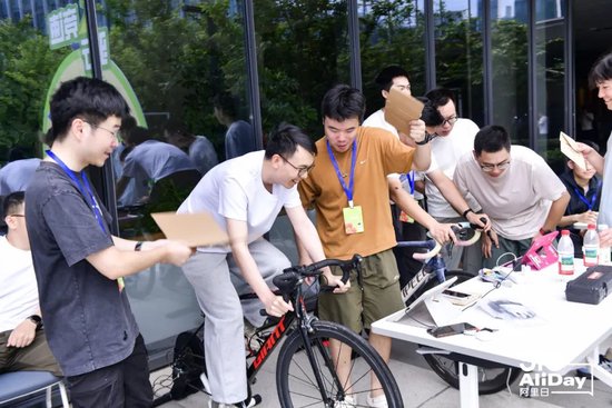 游园活动现场，三十余个摊位铺就狂欢地图