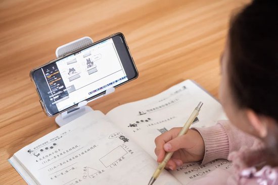  ▲&nbsp;线上教育流行后，学生们多多少少都上过网课。图 / 视觉中国
