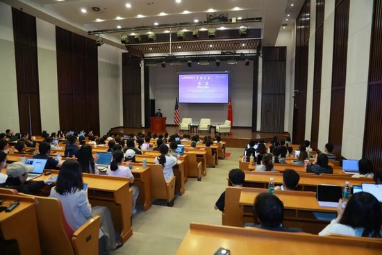 ▲对话现场。中国人民大学重阳金融研究院院长、全球领导力学院院长、中美人文交流研究中心（教育部）执行主任王文主持会议
