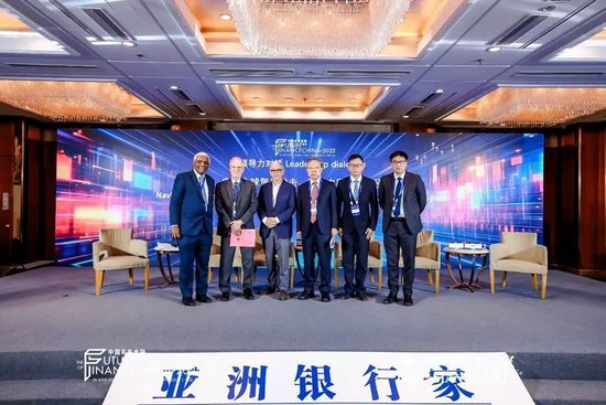 领导力对话讨论嘉宾，从左至右：以理、Robert Koopman, Sabino Fornies, 张礼卿、何平、龚炯