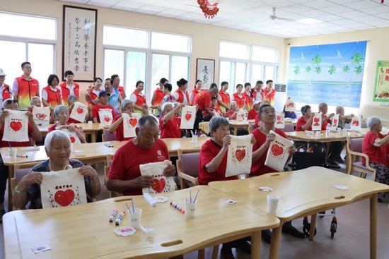 泰康人寿山东分公司与日月潭养老中心老人共度“七一”