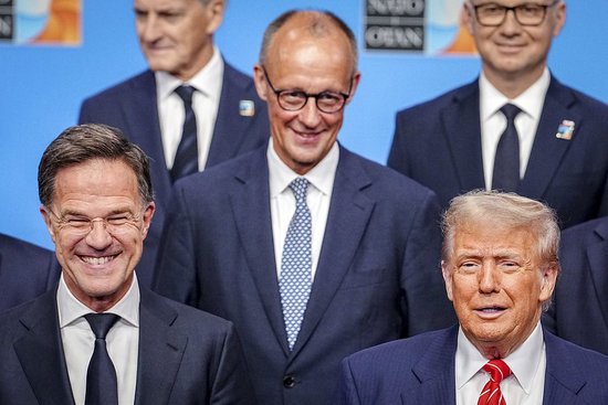  当地时间2025年6月25日，荷兰海牙，北约秘书长吕特（左）、德国总理默茨（中）和美国总统特朗普在北约峰会上合影 视觉中国
