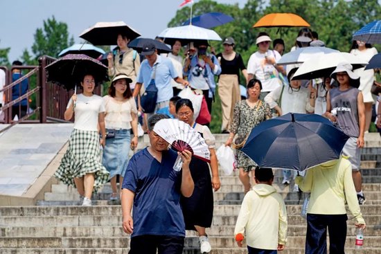 2025年7月12日,北京持续高温,游客热情不减,在天坛公园游玩。