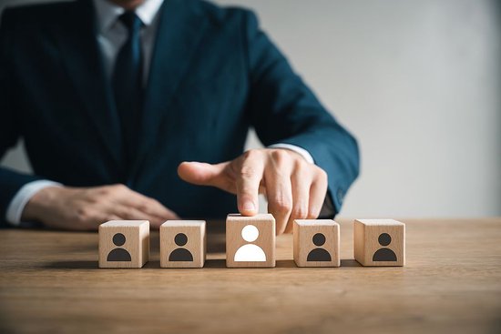 泰康在线总经理李朝晖到龄卸任，方远近出任临时负责人，前三季度揽收保费124亿元