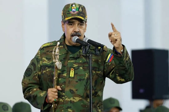  11月25日，委内瑞拉总统马杜罗在加拉加斯举行的游行活动上发表讲话。新华社发