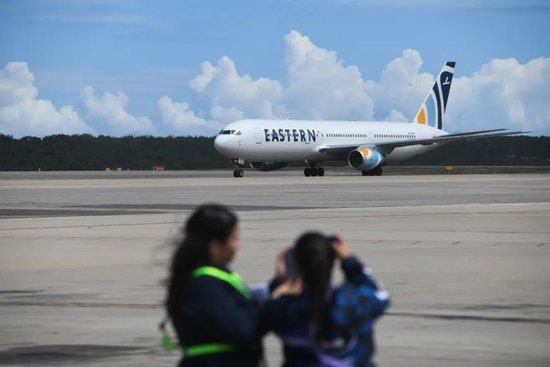 11月26日，一架载有被美国遣返的委内瑞拉移民的飞机抵达委内瑞拉迈克蒂亚西蒙·玻利瓦尔国际机场。新华社发（马科斯·萨尔加多摄）