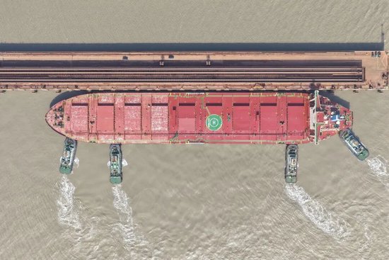 视频|首船西芒杜铁矿石运抵中国宝武马迹山港