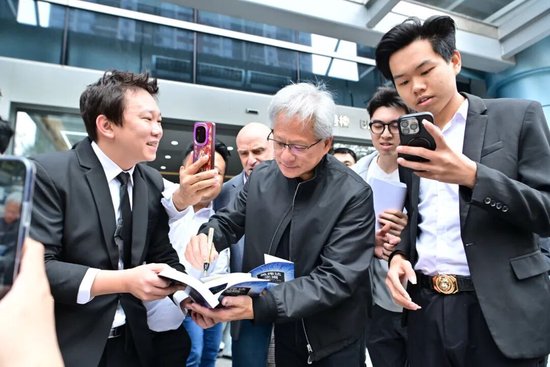 现场视频来了！黄仁勋已到深圳，现身公司楼下，“周边经济链”浮现！